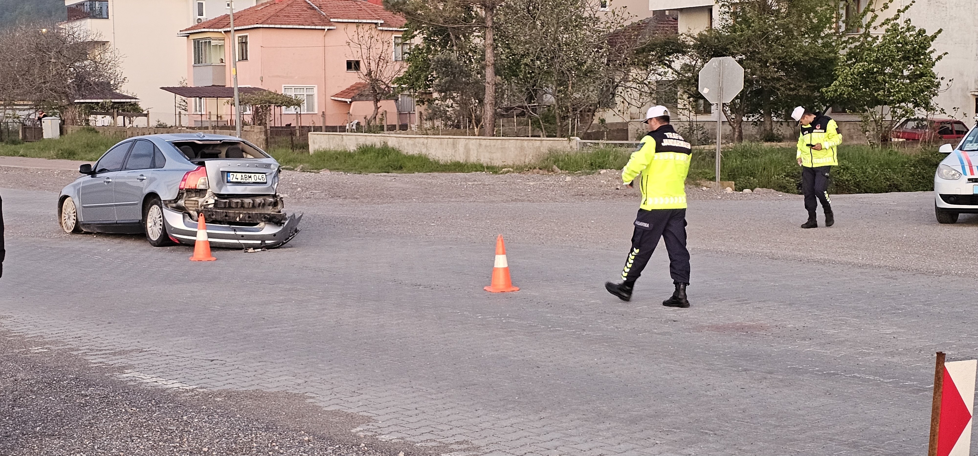 Kastamonu'nun Ilçesinde Park Halindeki Araca Çarpan Sürücü Yaralandı!