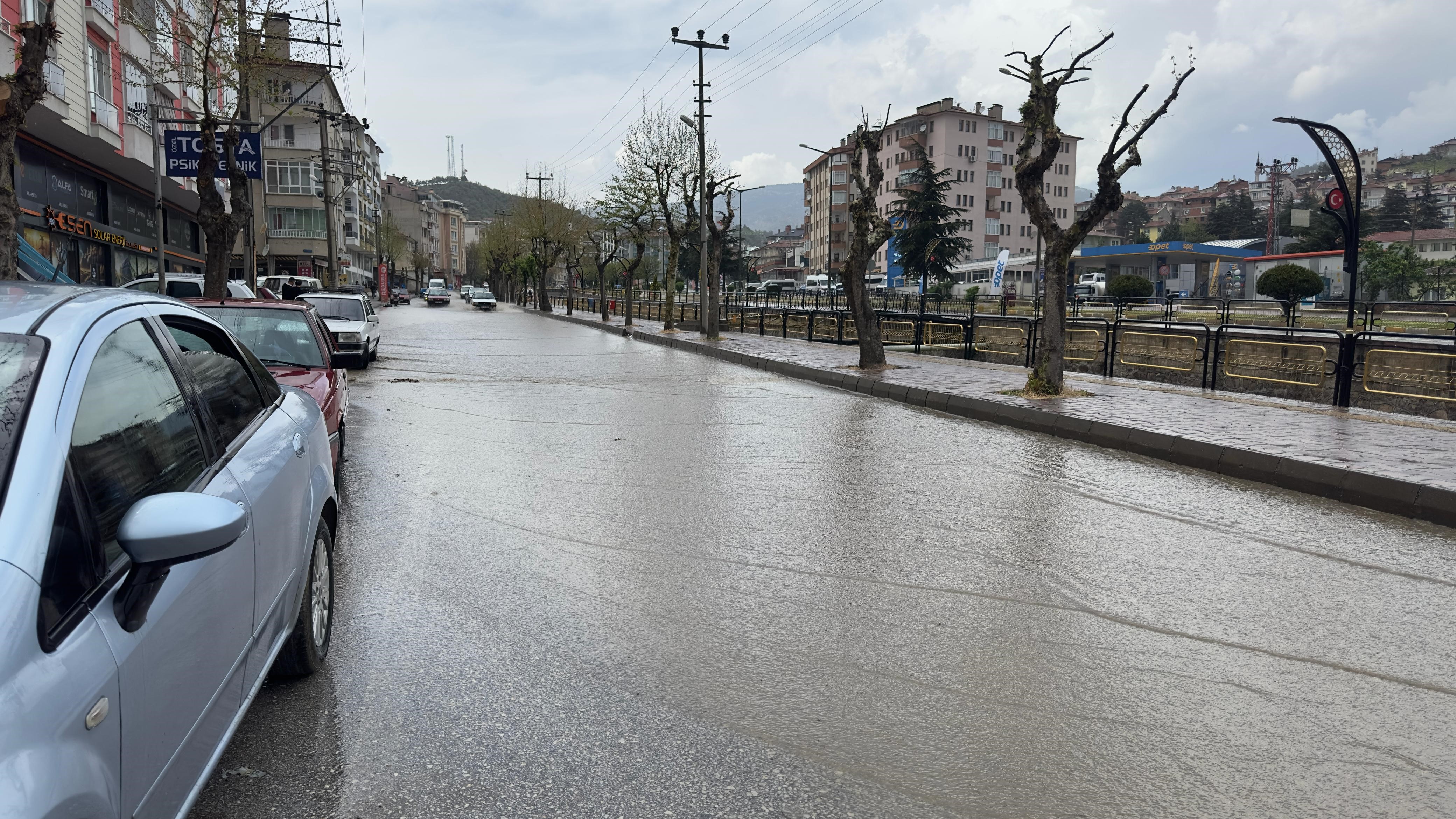 Kastamonu'nun Ilçesinde Sağanak Yağış Su Birikintisi Oluşturdu! 2