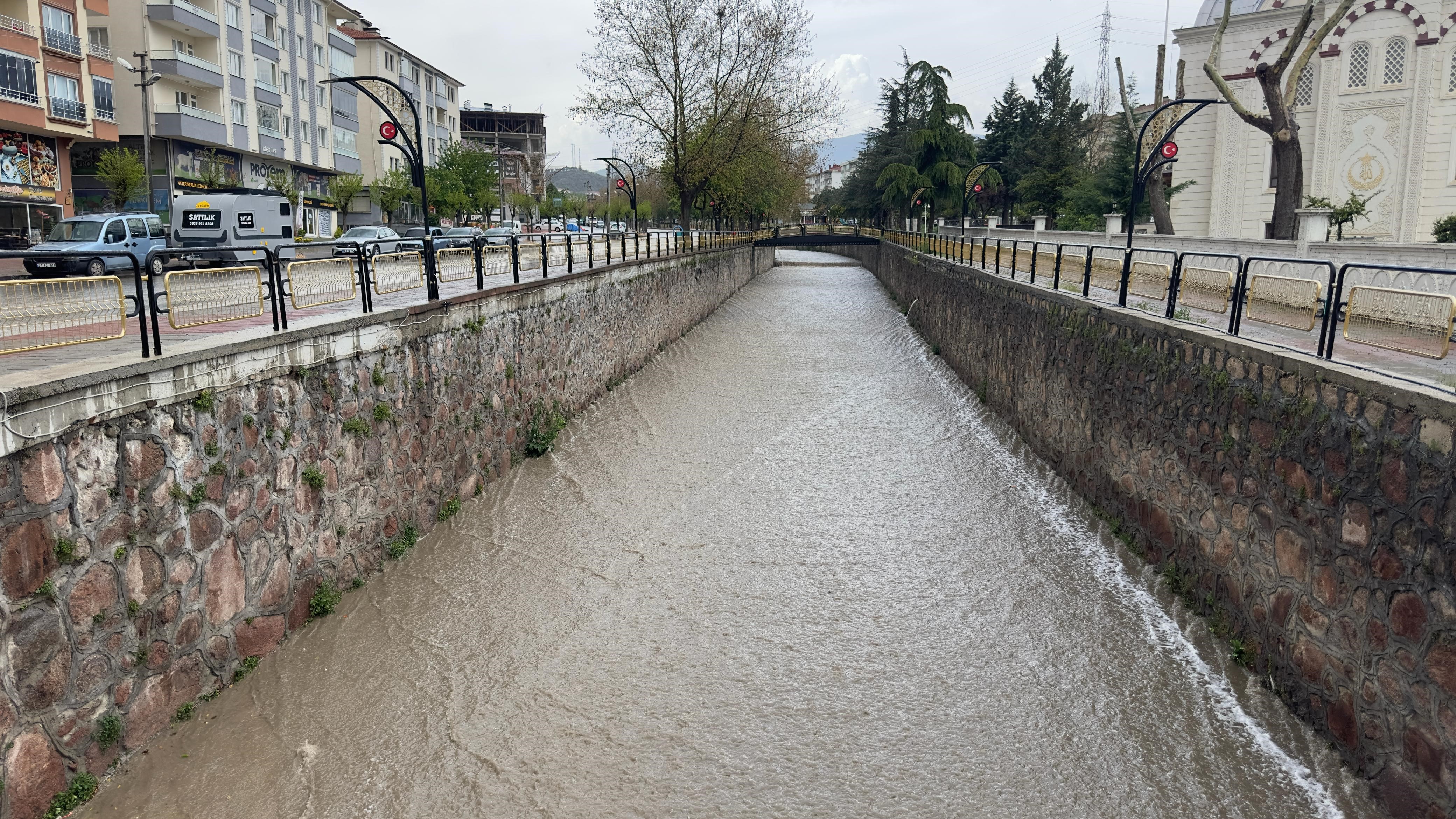 Kastamonu'nun Ilçesinde Sağanak Yağış Su Birikintisi Oluşturdu! 3
