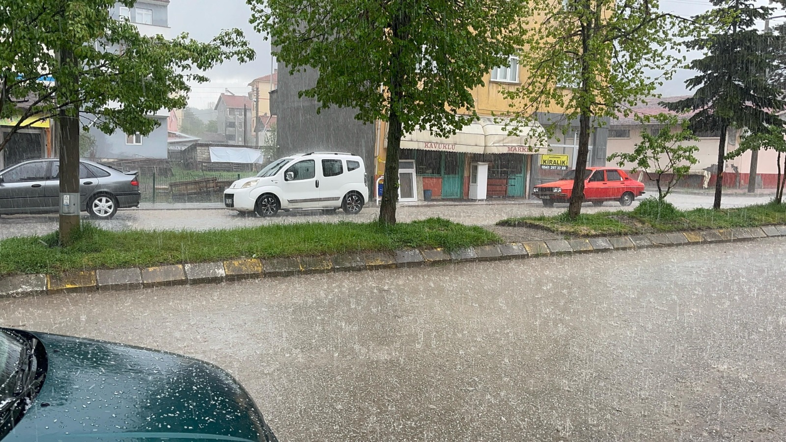 Kastamonu'nun Ilçesinde Sağanak Yerini Dolu Yağışına Bıraktı! 1