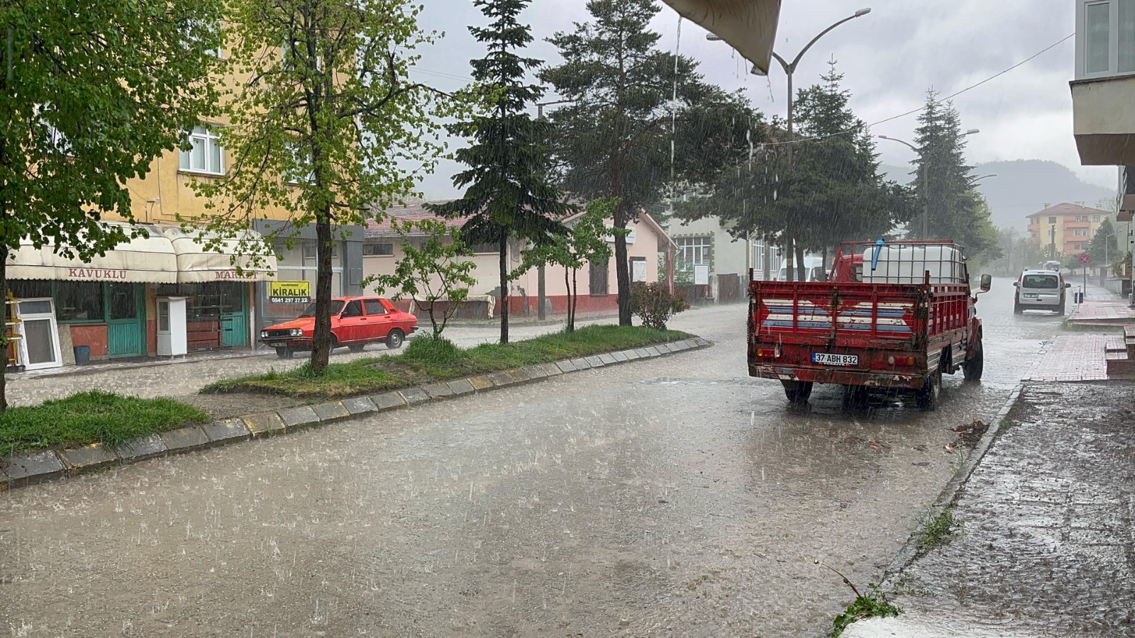 Kastamonu'nun Ilçesinde Sağanak Yerini Dolu Yağışına Bıraktı! 2