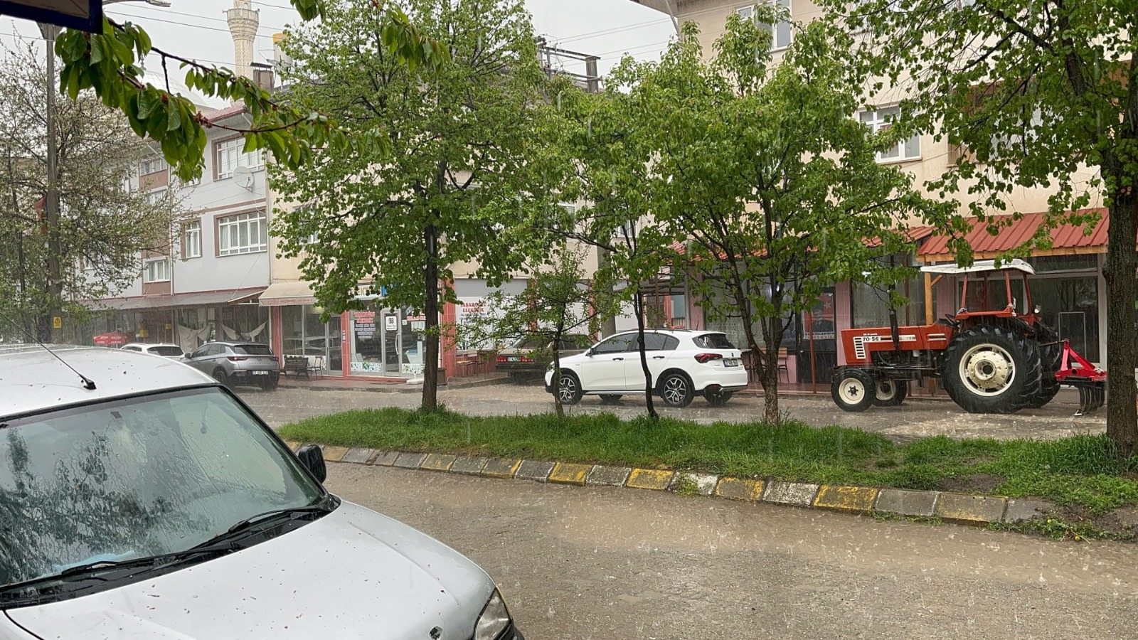 Kastamonu'nun Ilçesinde Sağanak Yerini Dolu Yağışına Bıraktı! 4