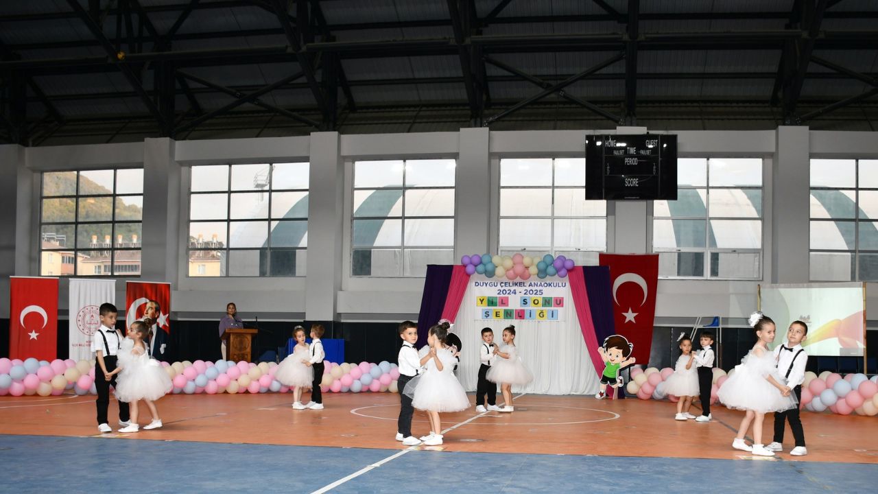 Kastamonu’nun Ilçesinde Sahne Miniklerin Yılsonu Gösterisi Büyüledi! (2)