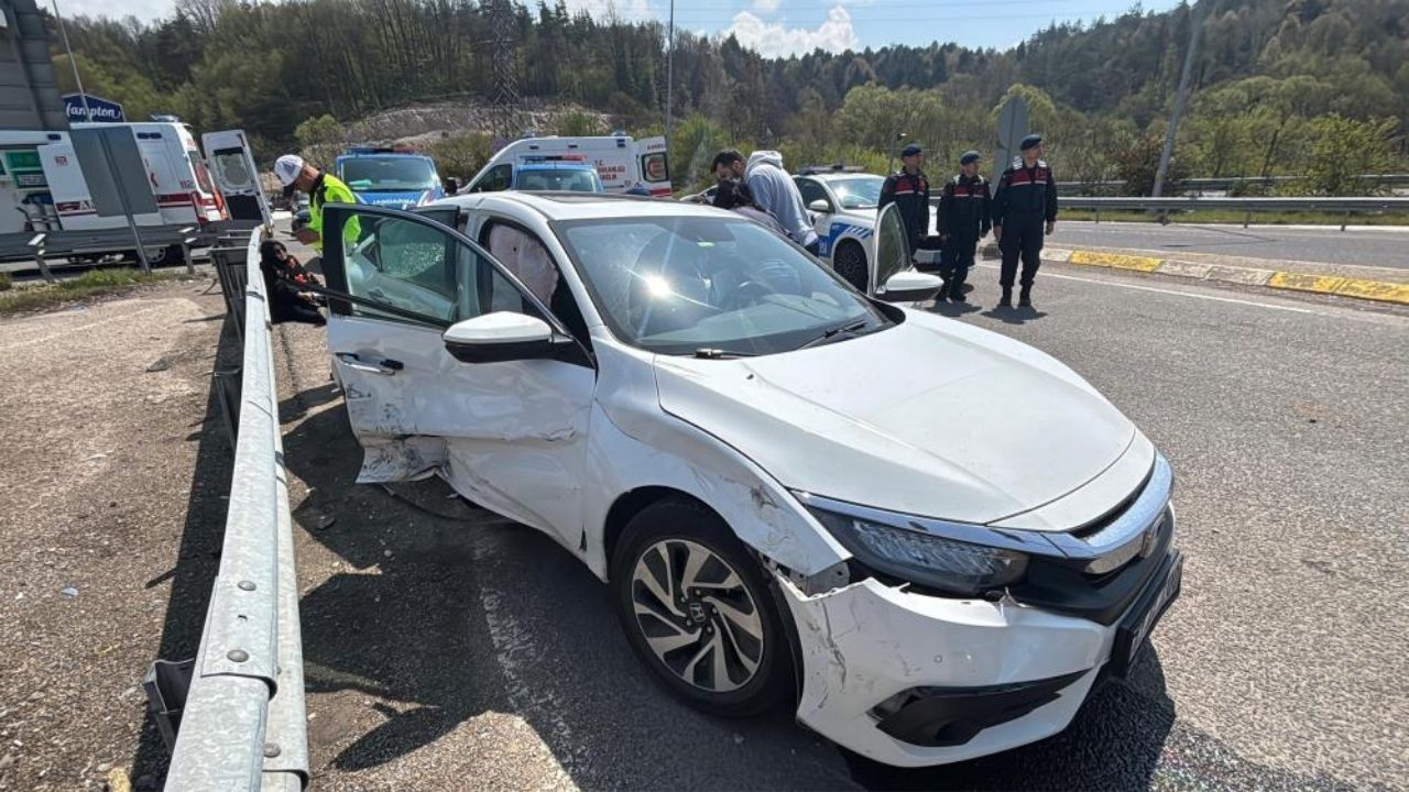 Kavşakta Feci Kaza Otomobil Ile Hafif Ticari Araç Çarpıştı, 10 Yaralı (2)