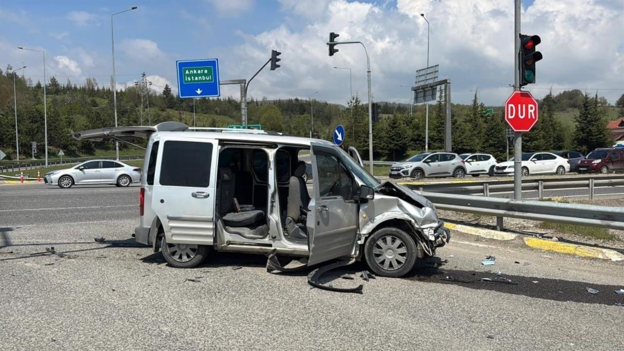 Kavşakta Feci Kaza Otomobil Ile Hafif Ticari Araç Çarpıştı, 10 Yaralı (3)