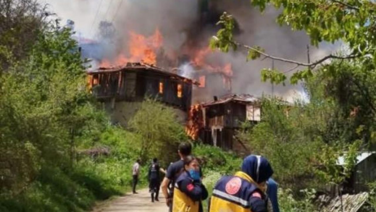 Korkutan Yangın İki Ev Ve Bir Cami Kullanılamaz Hâle Geldi (2)