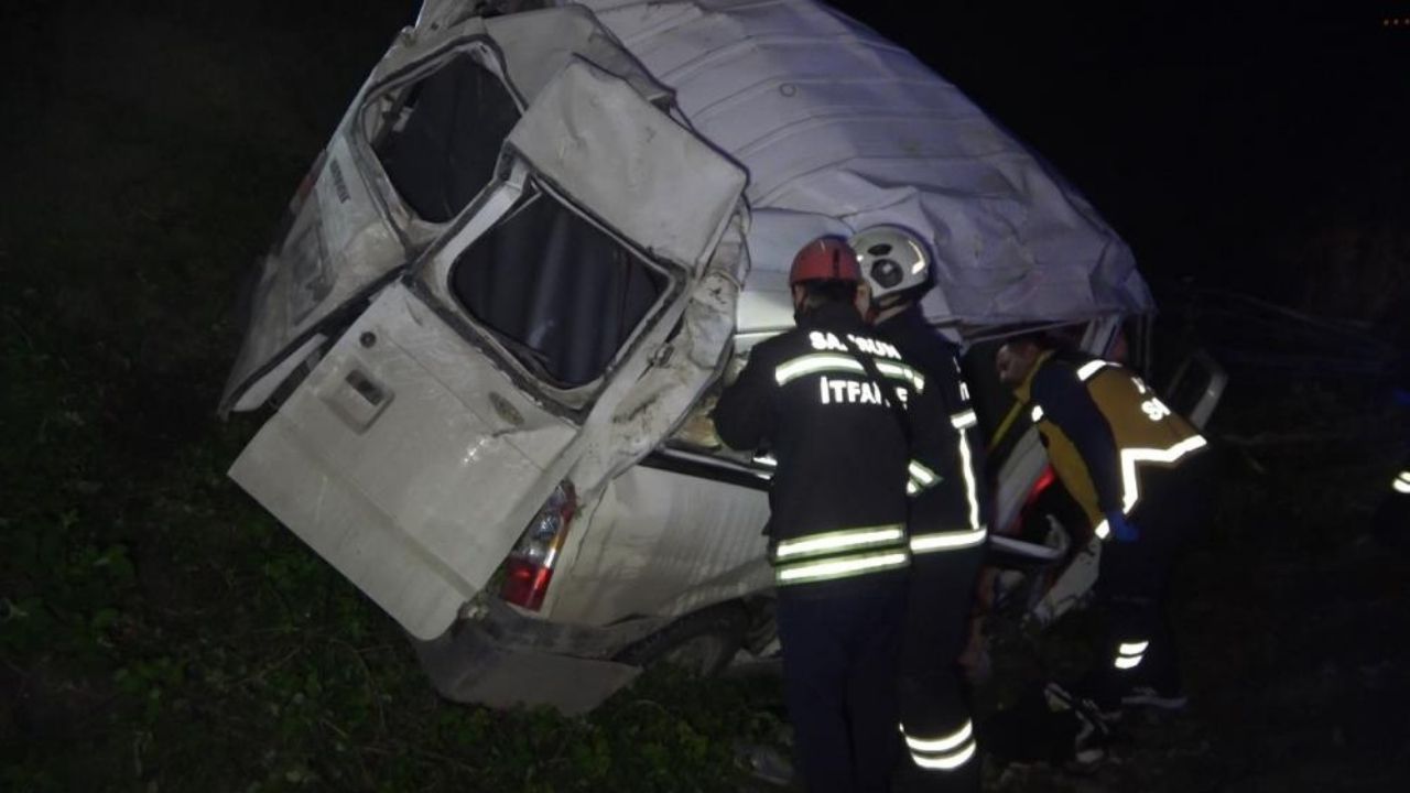 Minibüs Şarampole Yuvarlandı Genç Kadın Hayatını Kaybetti, 4 Kişi Yaralandı (1)