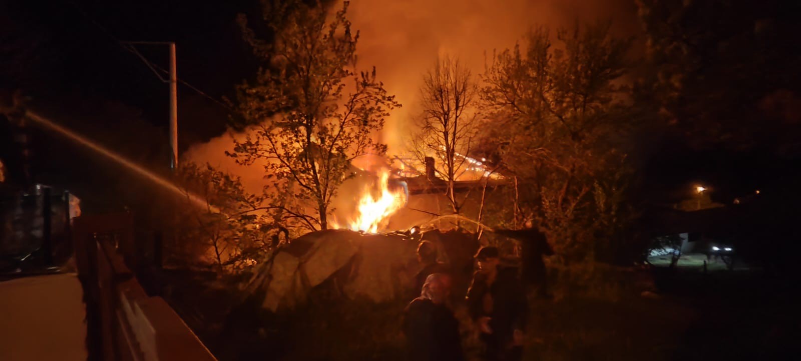 Namaza Gitmişti Evi Alev Alev Yandı! 2