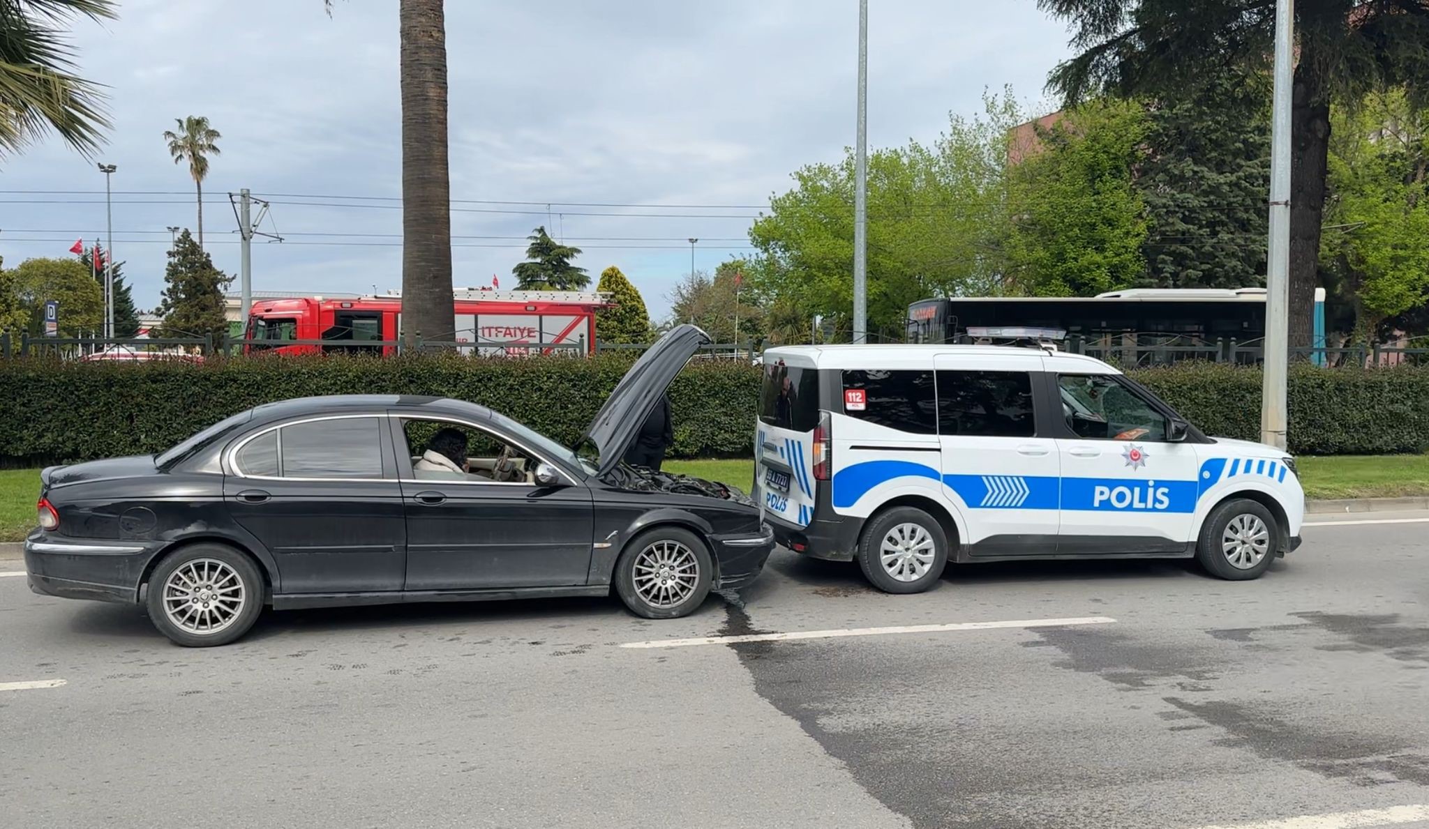 Polis Ekip Aracına Arkadan Çarptı!