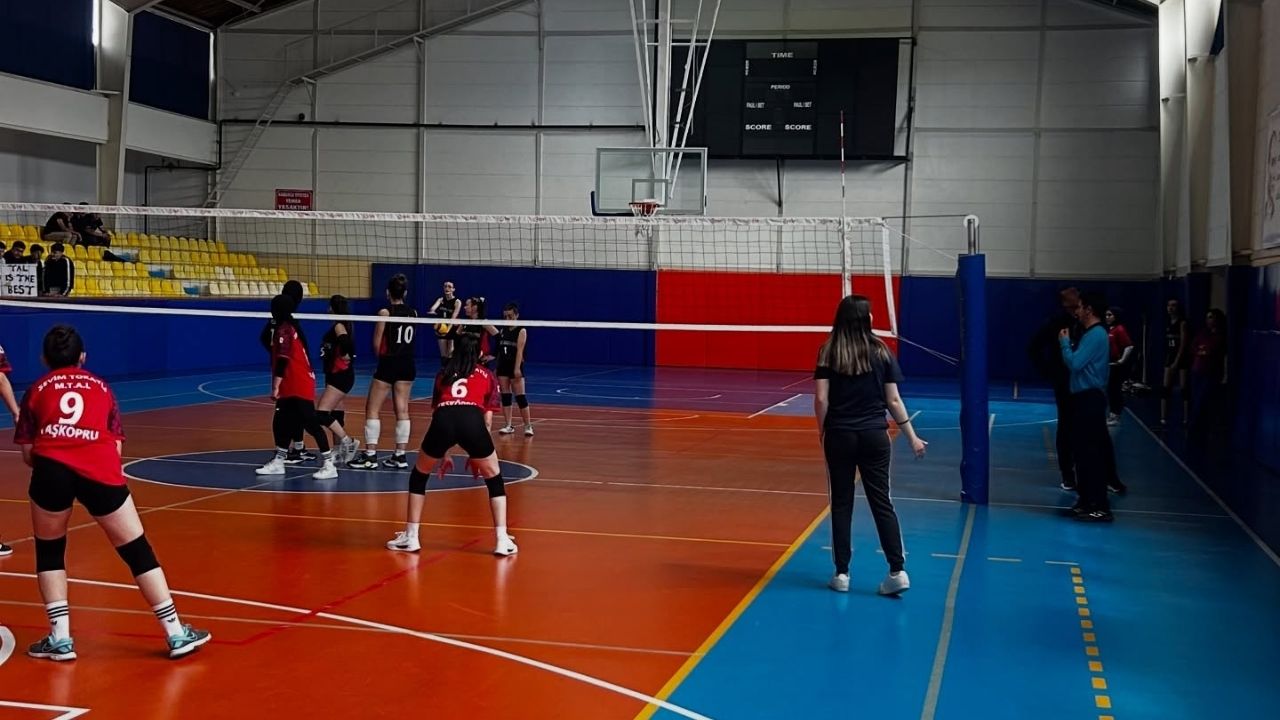 Taşköprü’de 19 Mayıs’a Özel Voleybol Turnuvası Şampiyon Belli Oldu! (5)