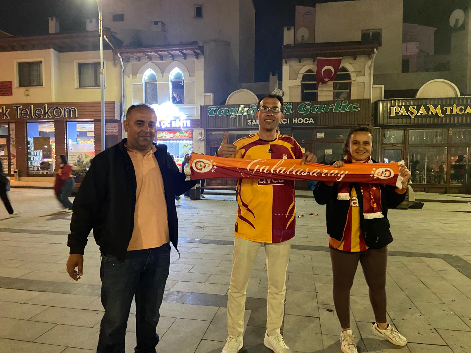 Taşköprü'de Galatasaray Coşkusu! Taraftarlar Meydanı Renklendirdi 8
