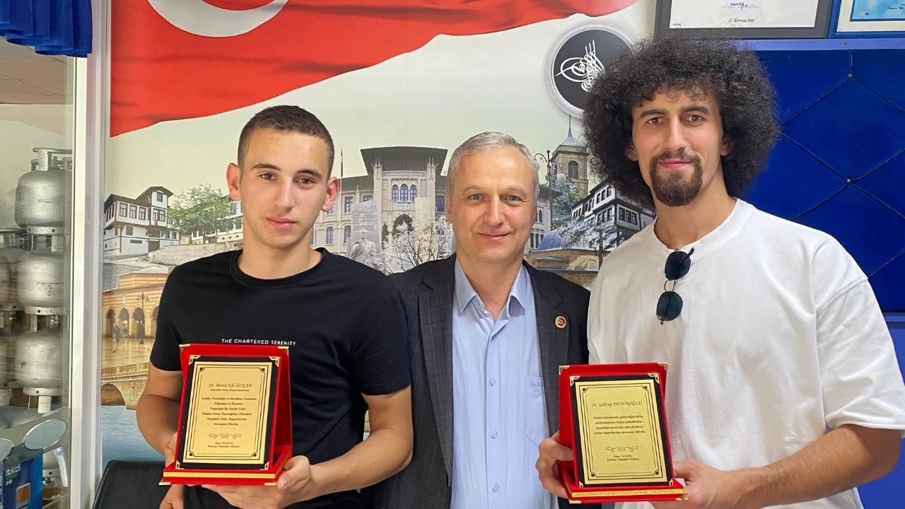 Taşköprülü Futbolcuya Memleketinden Plaket Sürprizi! (1)