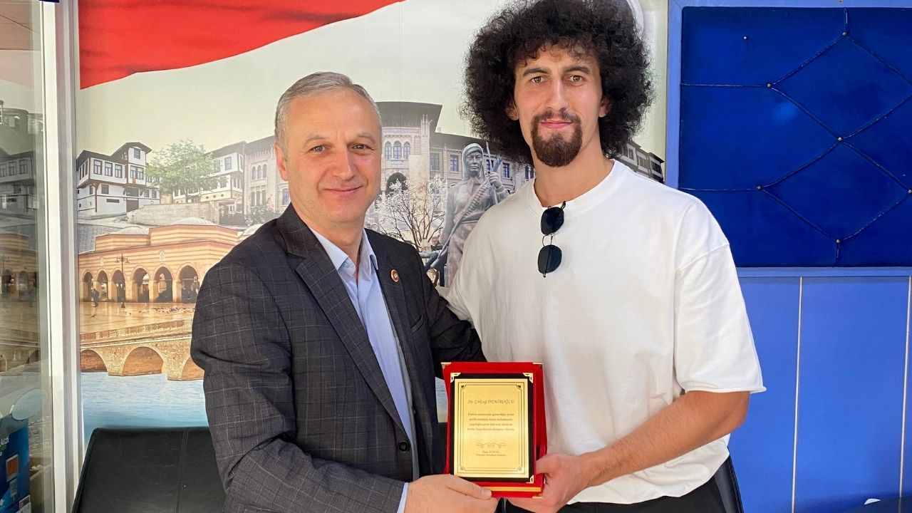 Taşköprülü Futbolcuya Memleketinden Plaket Sürprizi! (2)