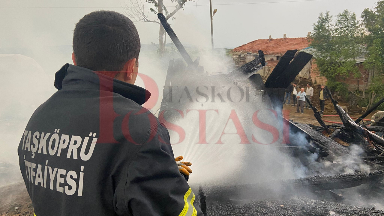 Taşköprü'nün Köyünde Feci Yangın 3 Yapı Kül Oldu! 7