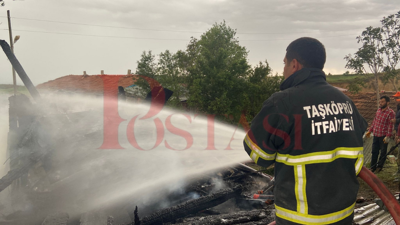 Taşköprü'nün Köyünde Feci Yangın 3 Yapı Kül Oldu! 8