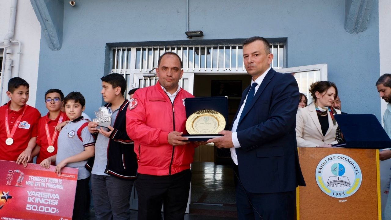 Uluslararası Başarıya Okulda Anlamlı Kutlama Taşköprü Robot Takımıyla Gururlandı (3)