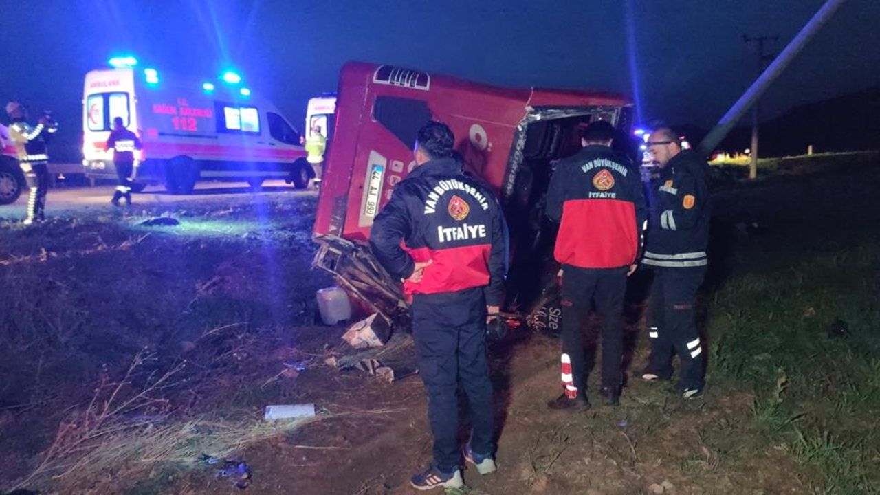 Van Yolcu Otobüsü Devrildi (2)