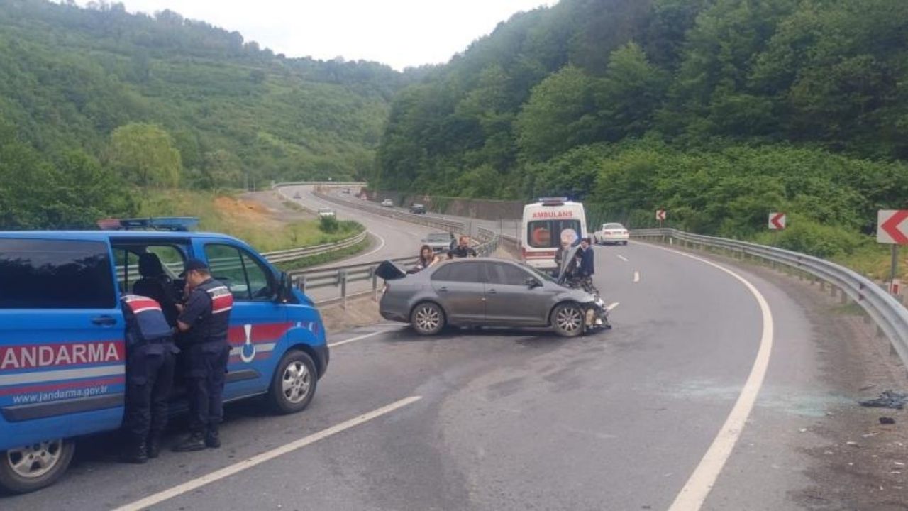 Virajı Alamadı, Otomobil Savruldu 2 Yaralı! (1)