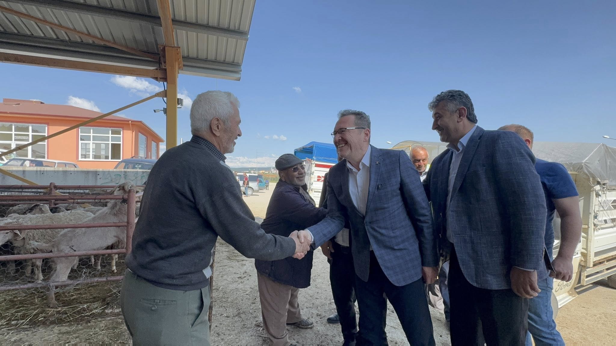 Ak Parti İl Başkanı Sevgilioğlu, Küçük Hayvan Pazarı’nı Ziyaret Etti 2