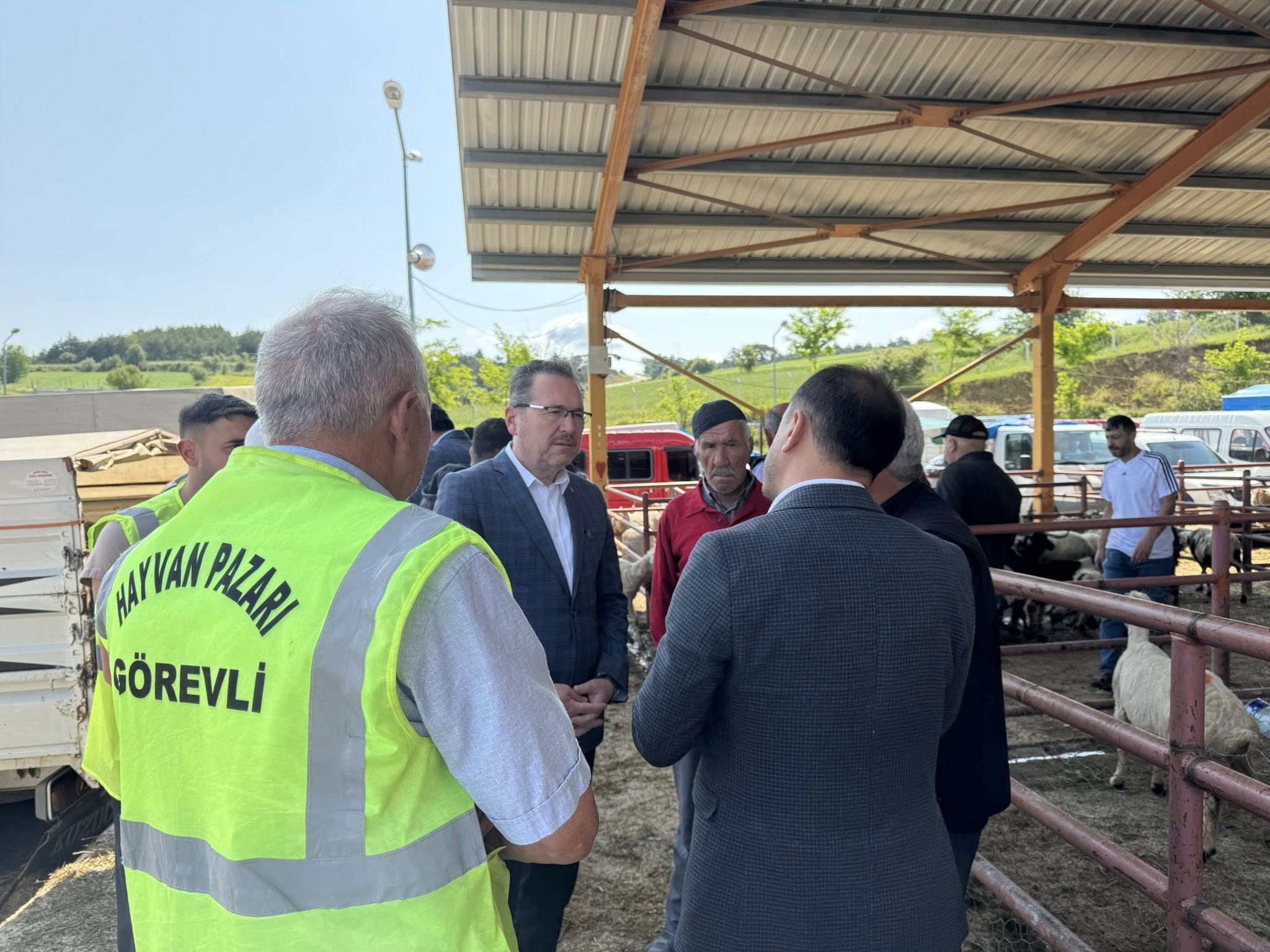 Ak Parti İl Başkanı Sevgilioğlu, Küçük Hayvan Pazarı’nı Ziyaret Etti