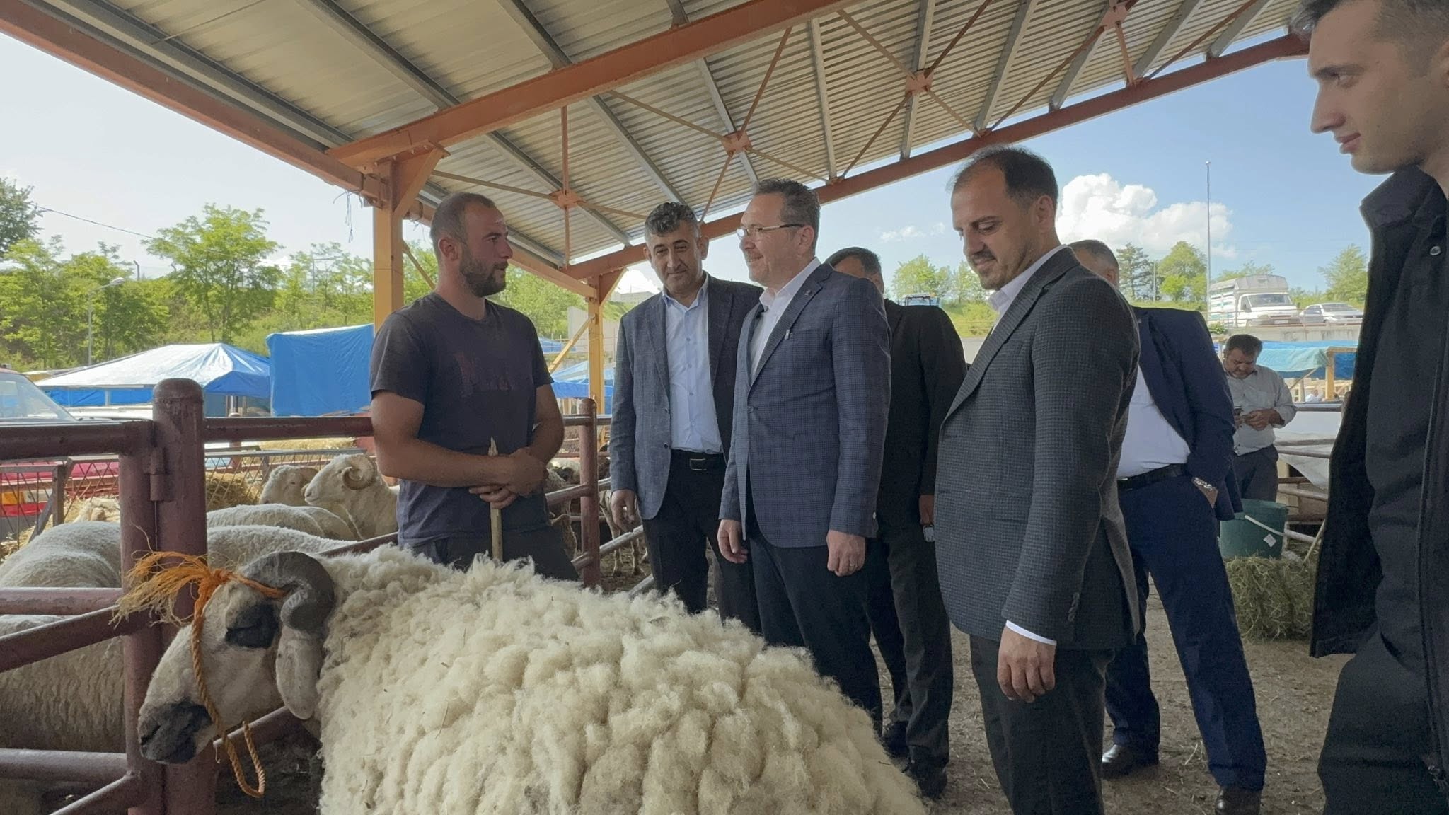 Ak Parti İl Başkanı Sevgilioğlu, Küçük Hayvan Pazarı’nı Ziyaret Etti5