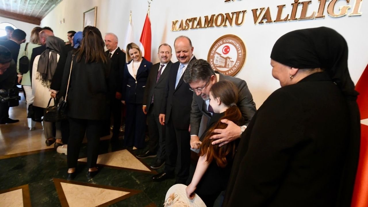 Bakan Yumaklı, Kastamonu’da Hemşehrileriyle Bayramlaştı (1)