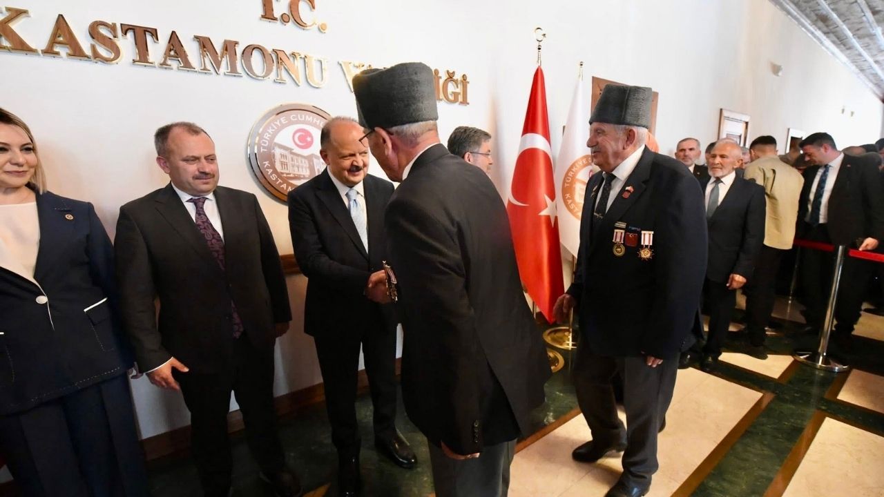 Bakan Yumaklı, Kastamonu’da Hemşehrileriyle Bayramlaştı (3)