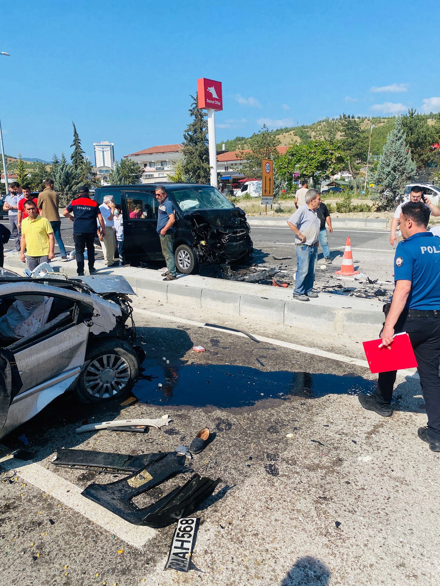 Feci Kaza Kontrolden Çıkan Otomobil Refüje Çarptı 1'I Ağır 7 Yaralı! 1