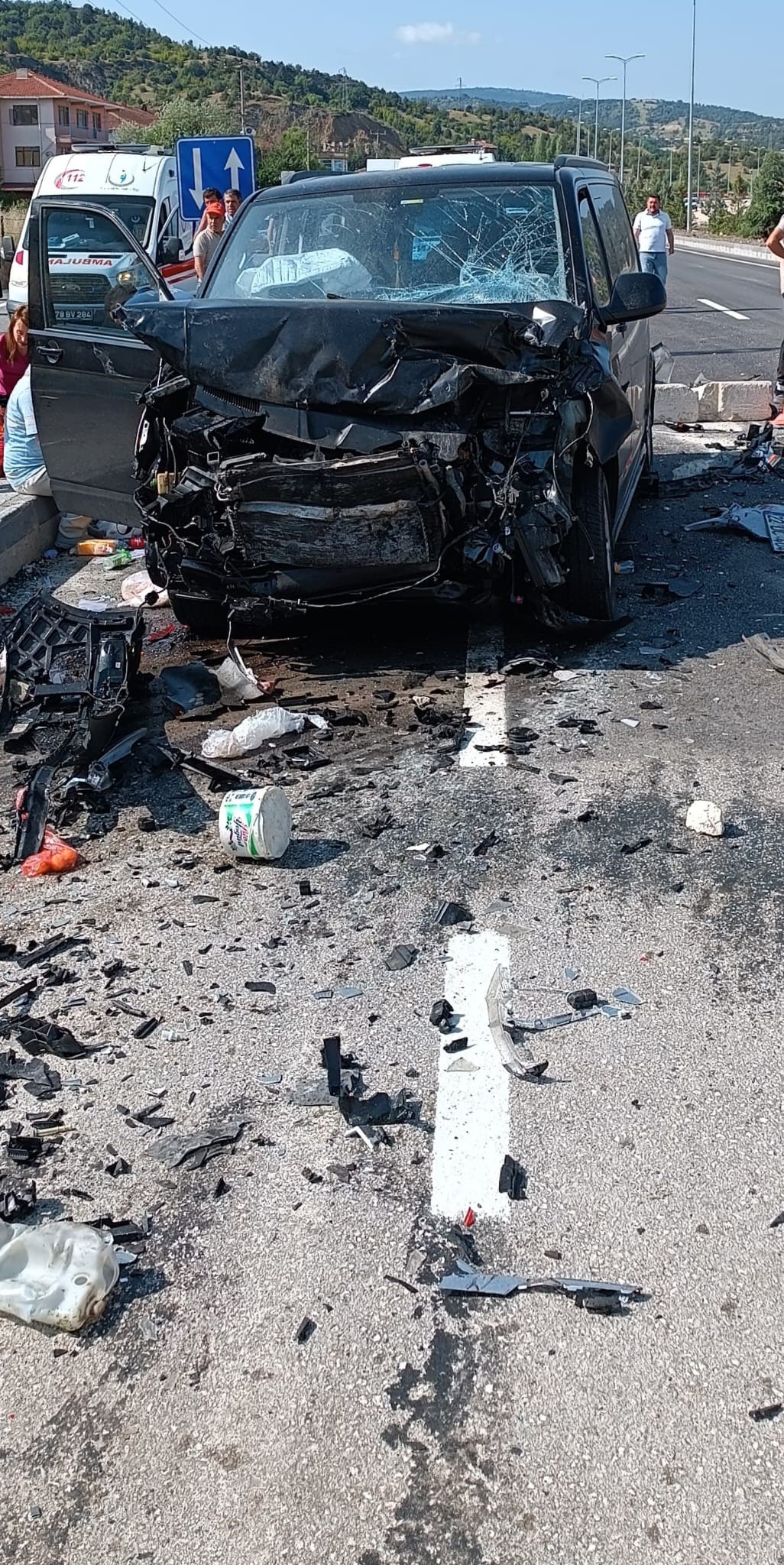 Feci Kaza Kontrolden Çıkan Otomobil Refüje Çarptı 1'I Ağır 7 Yaralı!