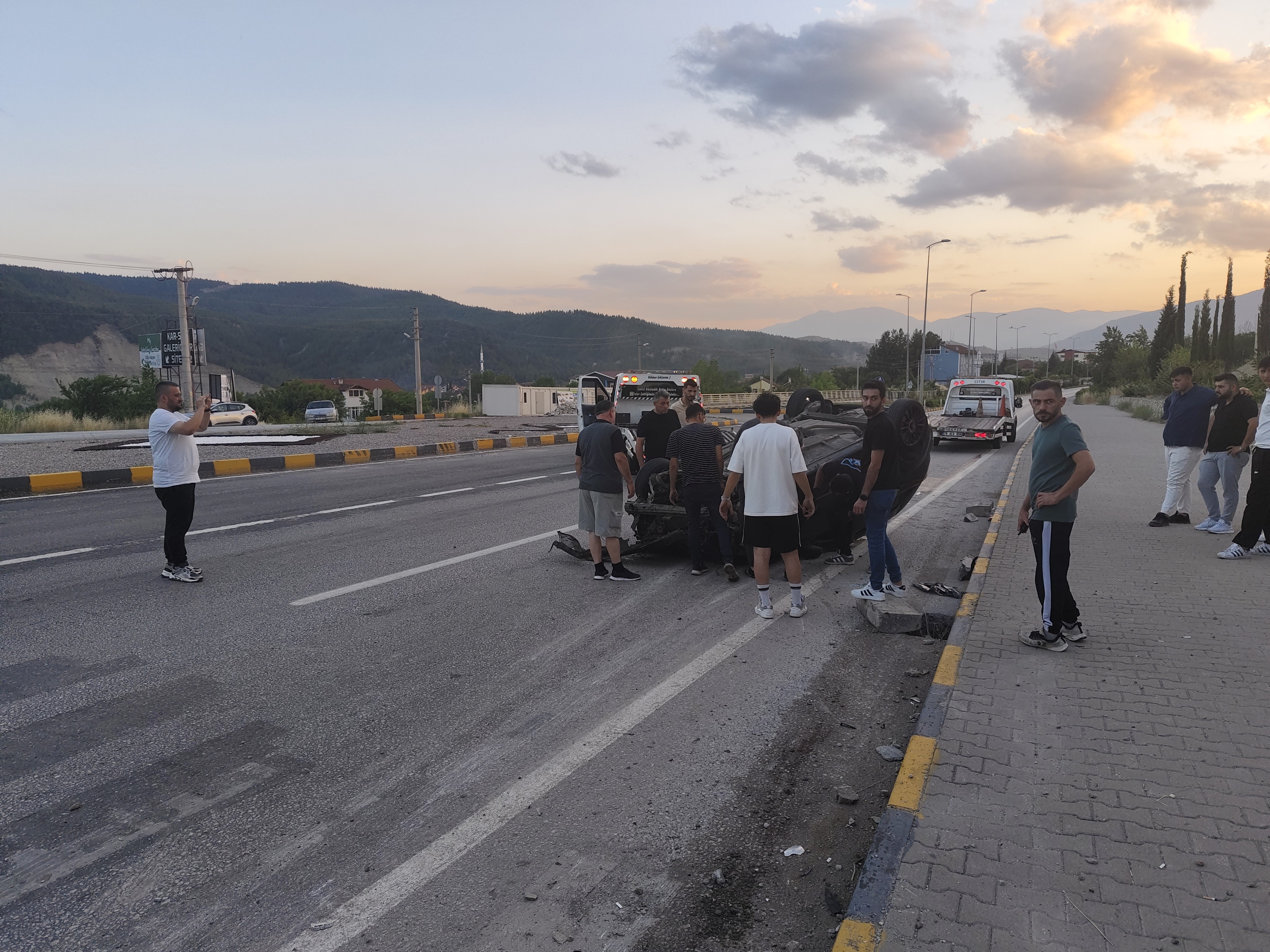 Feci Kaza Otomobil Takla Attı 3 Yaralı Var! 1