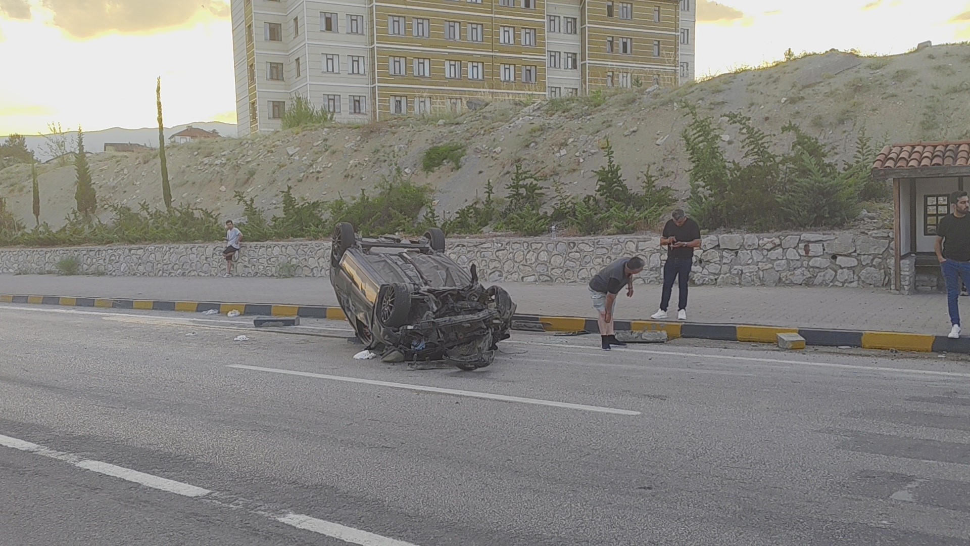 Feci Kaza Otomobil Takla Attı 3 Yaralı Var!