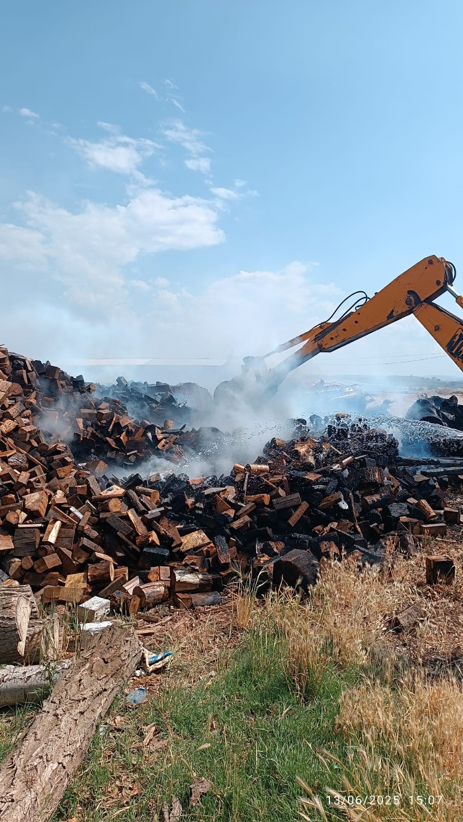 Feci Yangın 7 Ton Kereste Ve Odun Alev Alev Yandı!