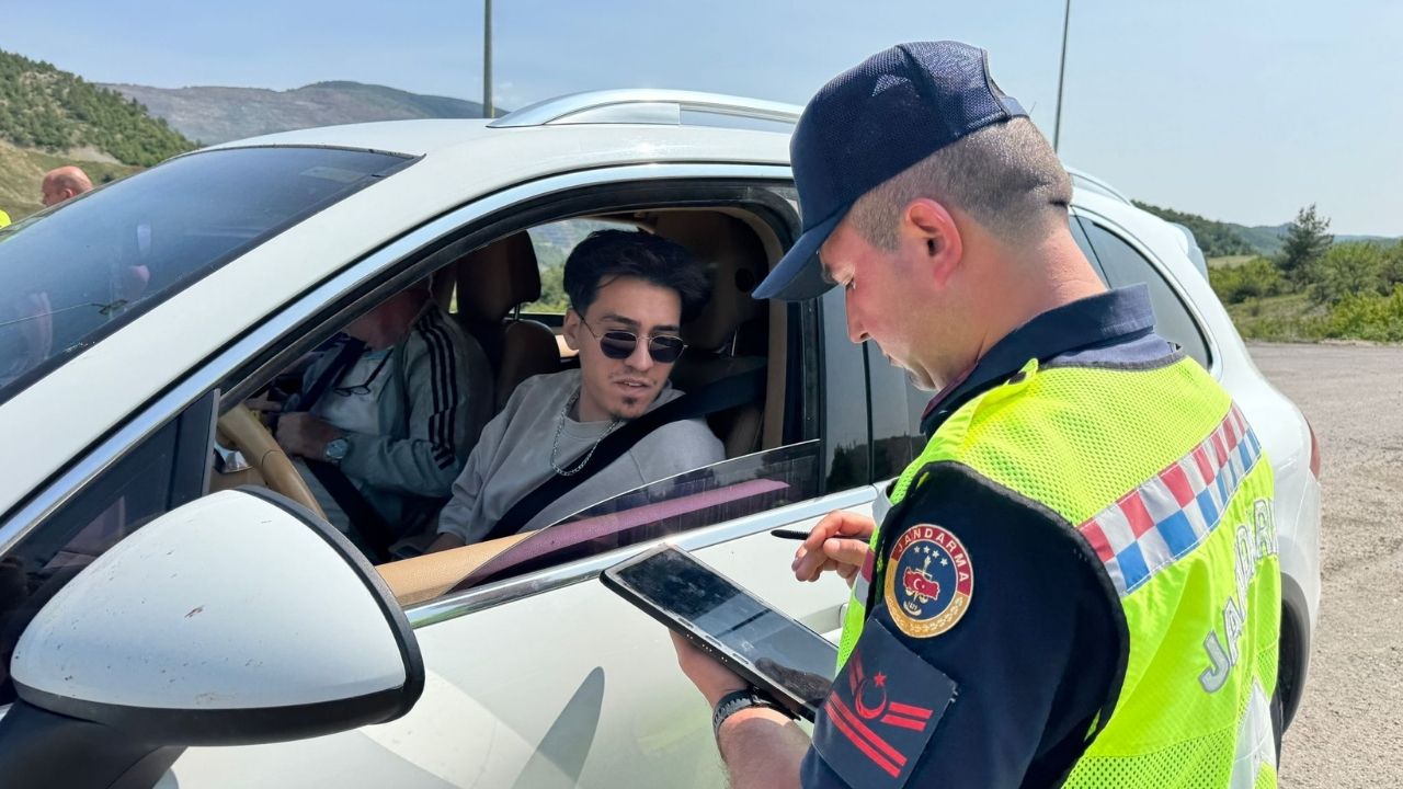 Hanönü’de Bayram Öncesi Trafik Denetimi Sürücüler Kurallara Uymaya Çağrıldı (1)