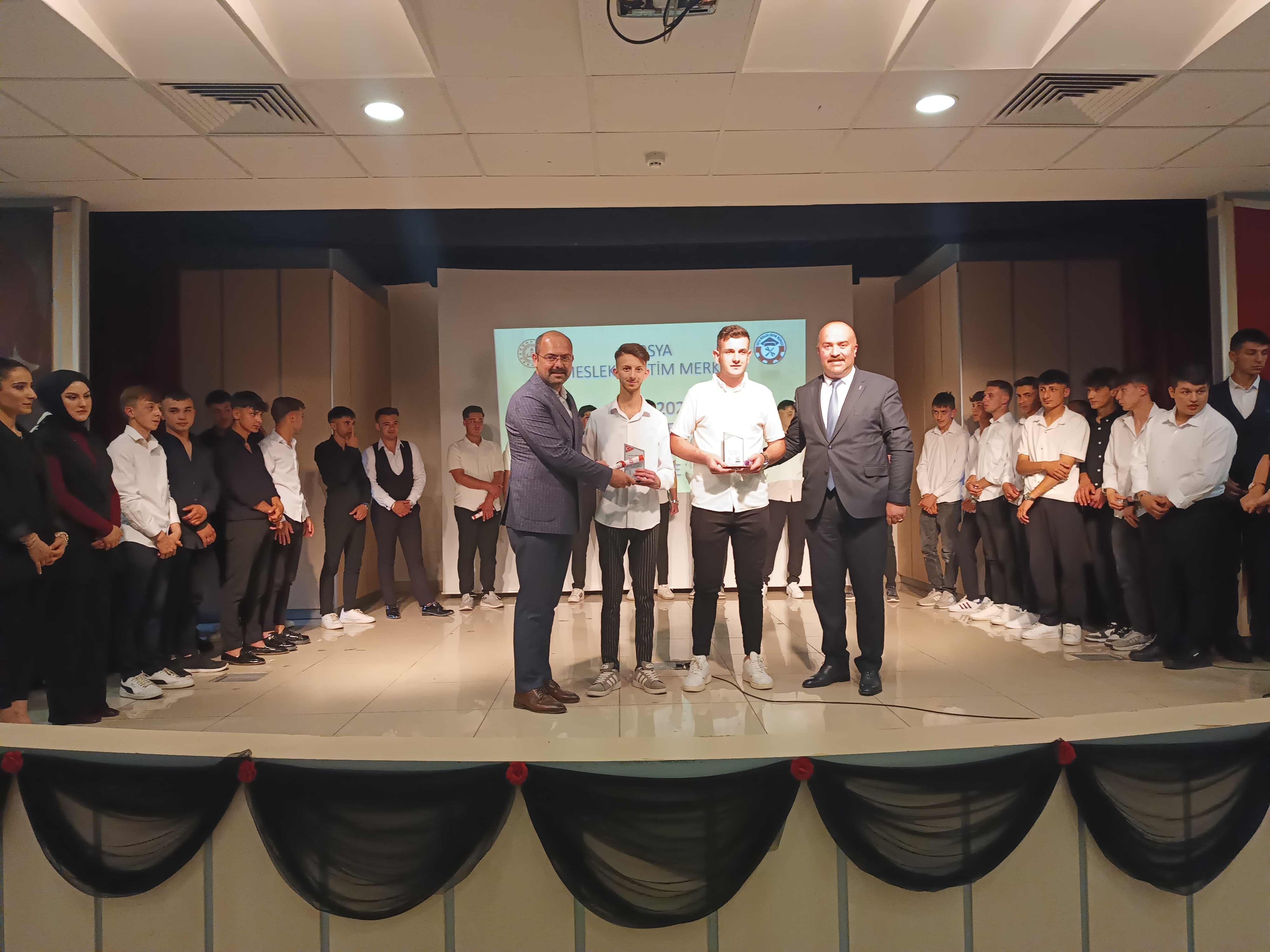 Kastamonu'da 15 Farklı Branştan 28 Öğrenciye Ustalık Belgeleri Verildi 3