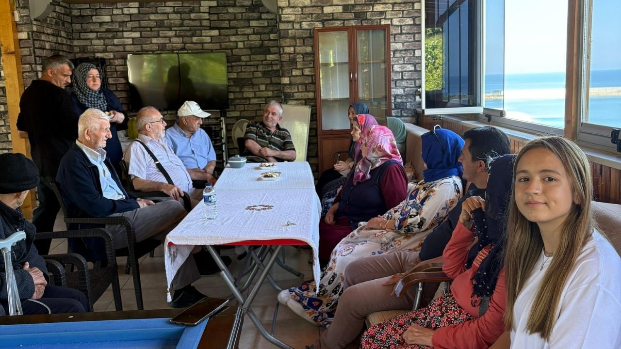 Kastamonu’da Duygusal Bayram Ziyareti Öğrenciler Huzurevi Sakinlerini Unutmadı (1)