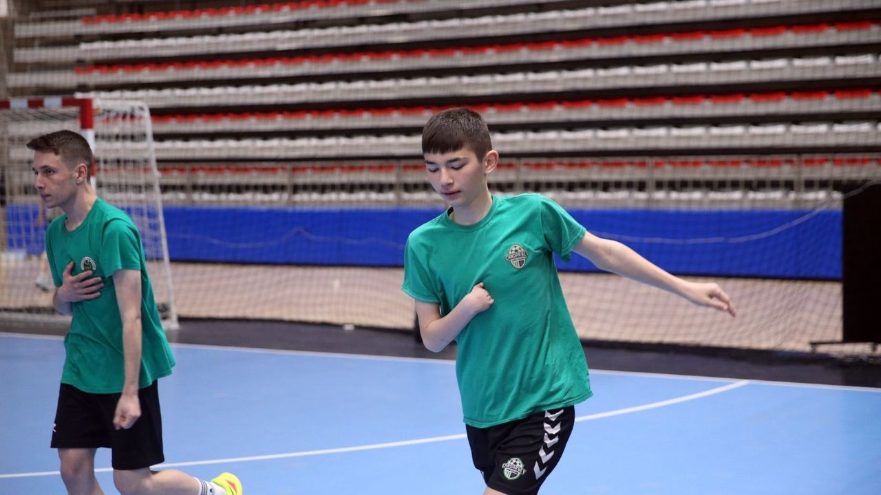Kastamonu’da Engel Dinlemedi Tek Eliyle Hentbol Sahalarında Zafer Kazanıyor (2)
