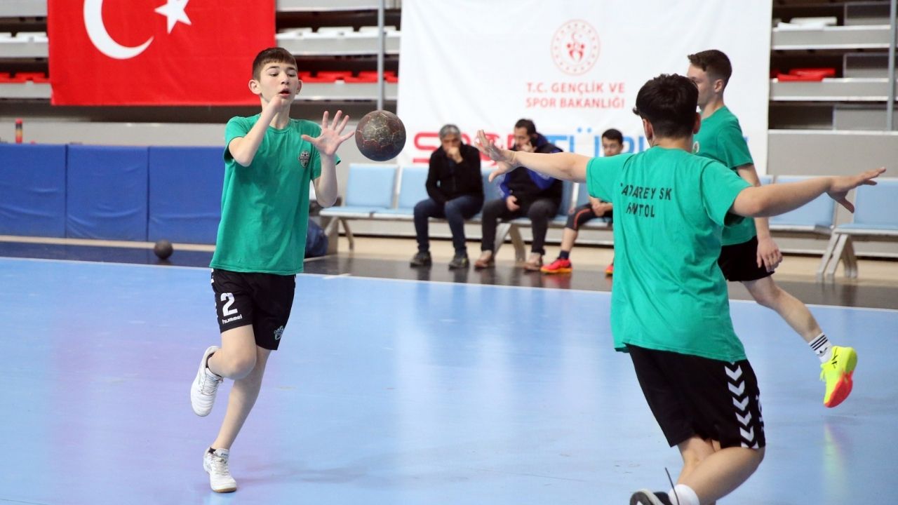 Kastamonu’da Engel Dinlemedi Tek Eliyle Hentbol Sahalarında Zafer Kazanıyor (3)