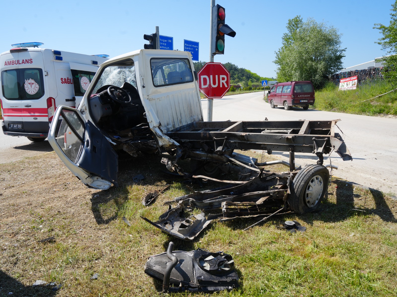 Kastamonu'da Feci Kaza! Otomobil Ile Kamyonet Çarpıştı 3 Yaralı! 45
