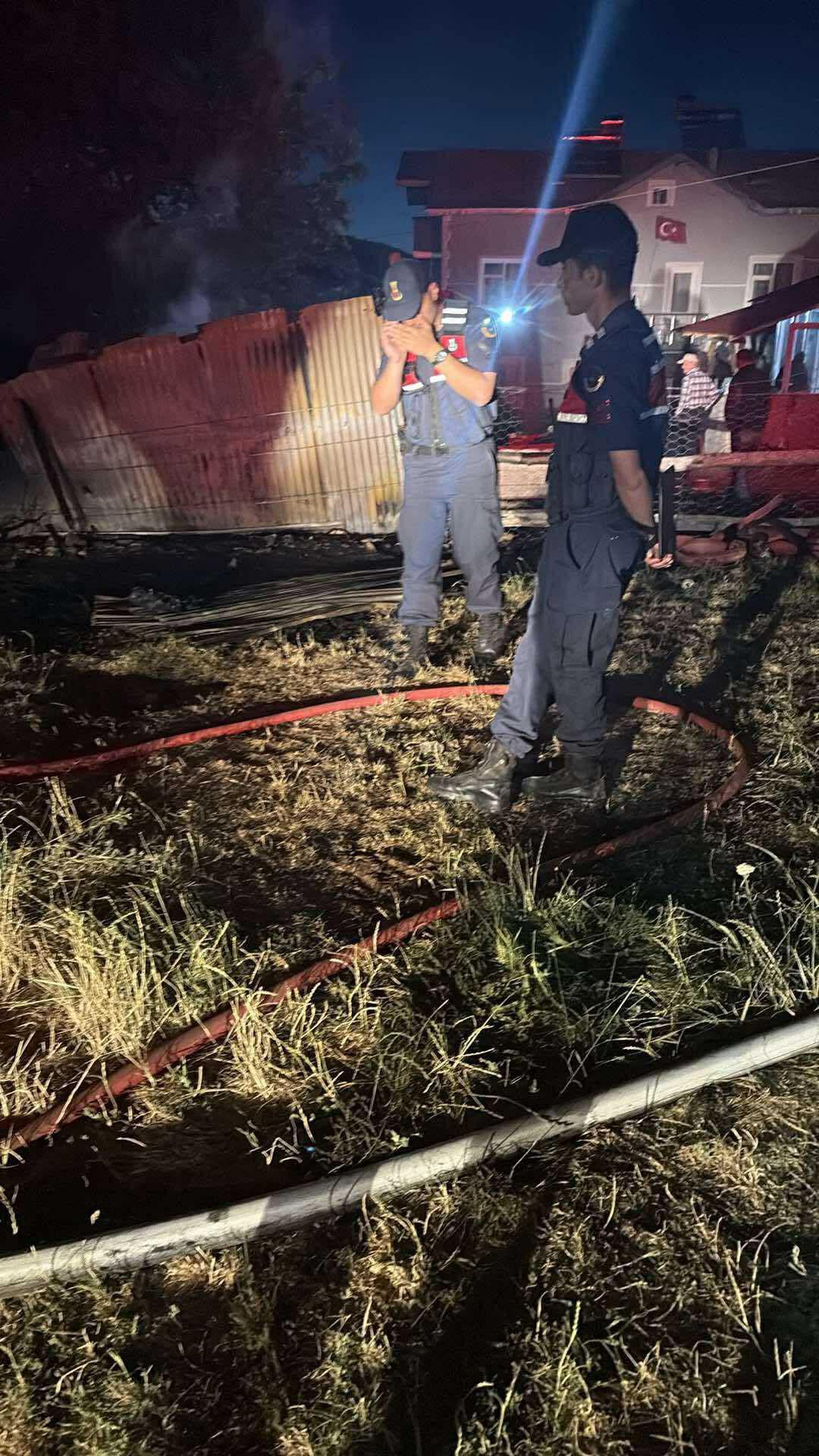 Kastamonu'da Feci Yangın 3 Samanlık, Odunluk Ve Garaj Kül Oldu! 4