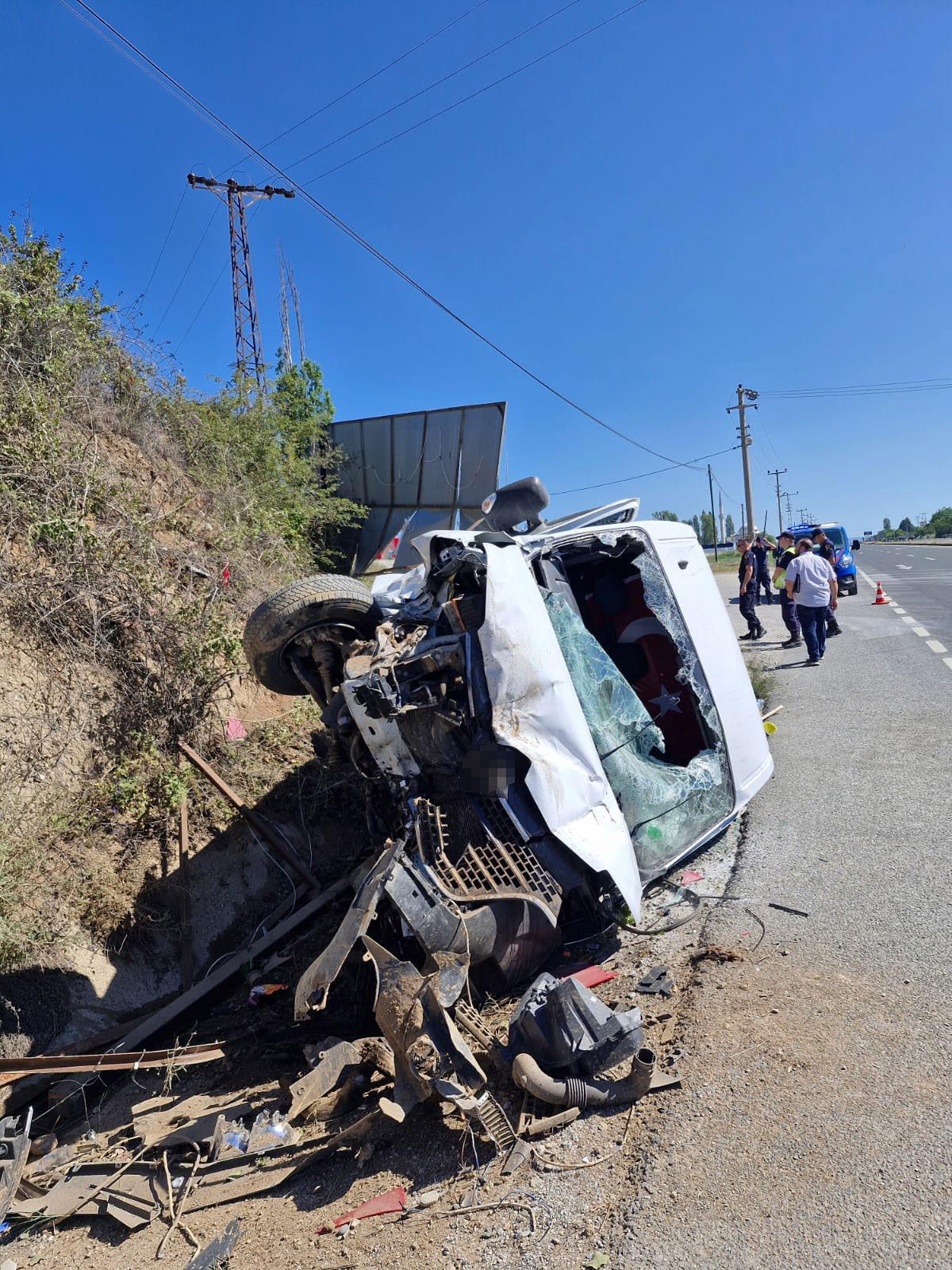 Kastamonu'da Minibüs Su Kanalına Devrildi 3 Yaralı Var! 1