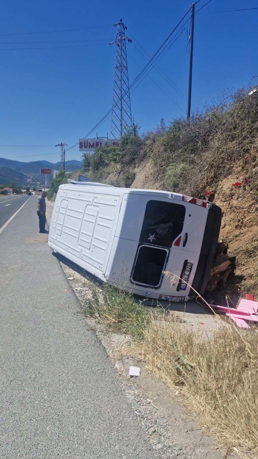 Kastamonu'da Minibüs Su Kanalına Devrildi 3 Yaralı Var! 3