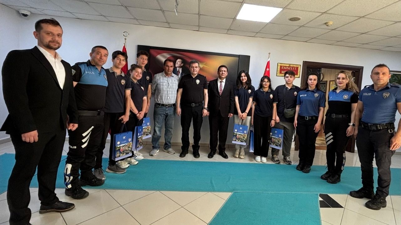 Kastamonu’da Öğrencilerden Emniyet Müdürü Ay’a Güvenlik Teşekkürü (1)