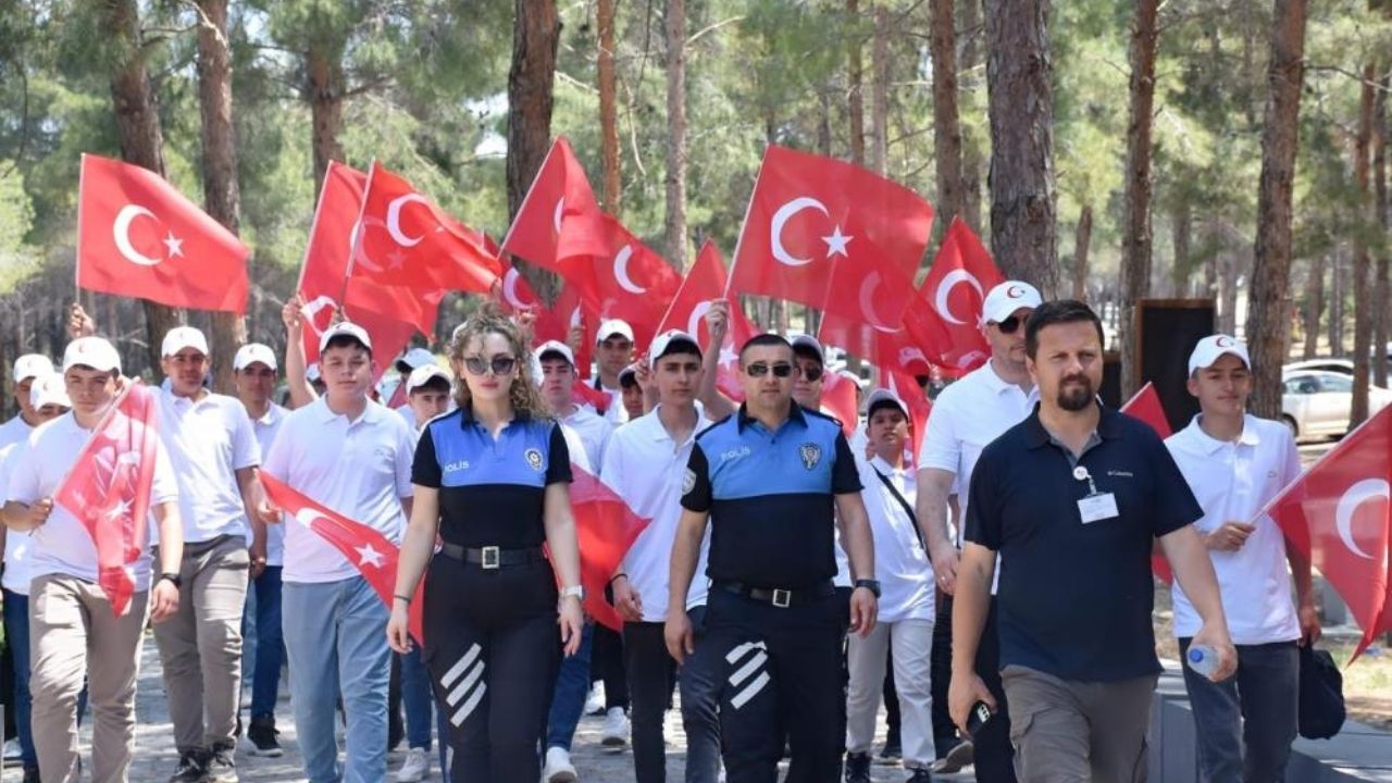 Kastamonu’dan Çanakkale’ye Tarihi Yolculuk Gençler Şehitlikleri Ziyaret Etti (4)