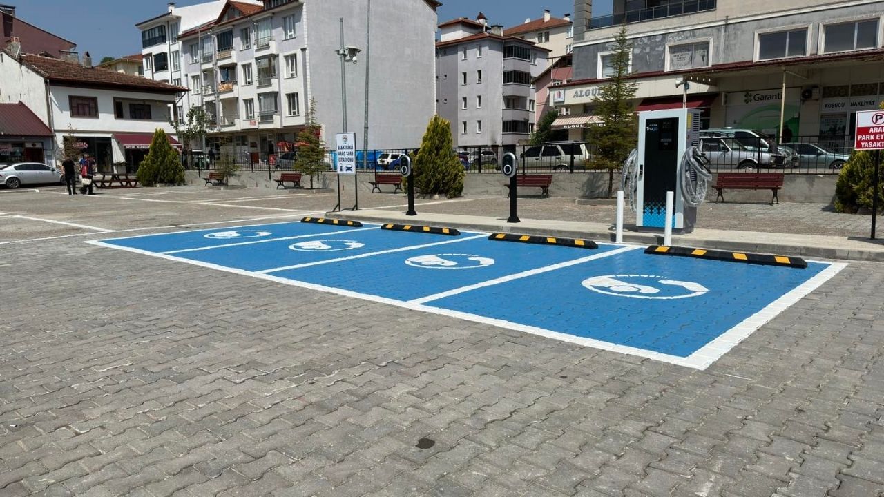 Kastamonu'nun Araç İlçesinde Elektrikli Araç Şarj İstasyonu Hizmete Açıldı (1)