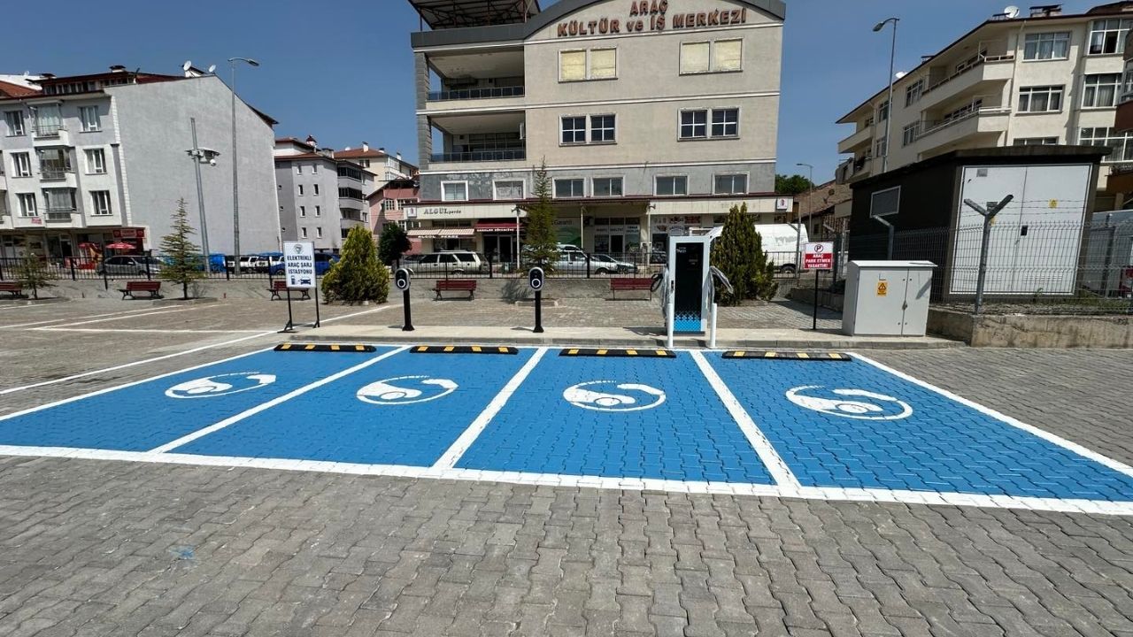 Kastamonu'nun Araç İlçesinde Elektrikli Araç Şarj İstasyonu Hizmete Açıldı (3)