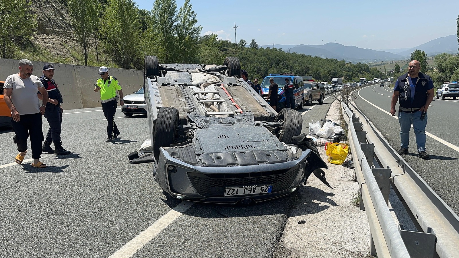 Kastamonu'nun Ilçesinde Feci Kaza! Tıra Çarpan Otomobil Takla Attı 5 Yaralı Var! 3