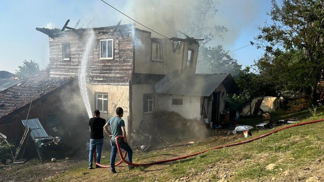 Kastamonu'nun Ilçesinde Feci Yangın 2 Katlı Ahşap Ev Küle Döndü! 2