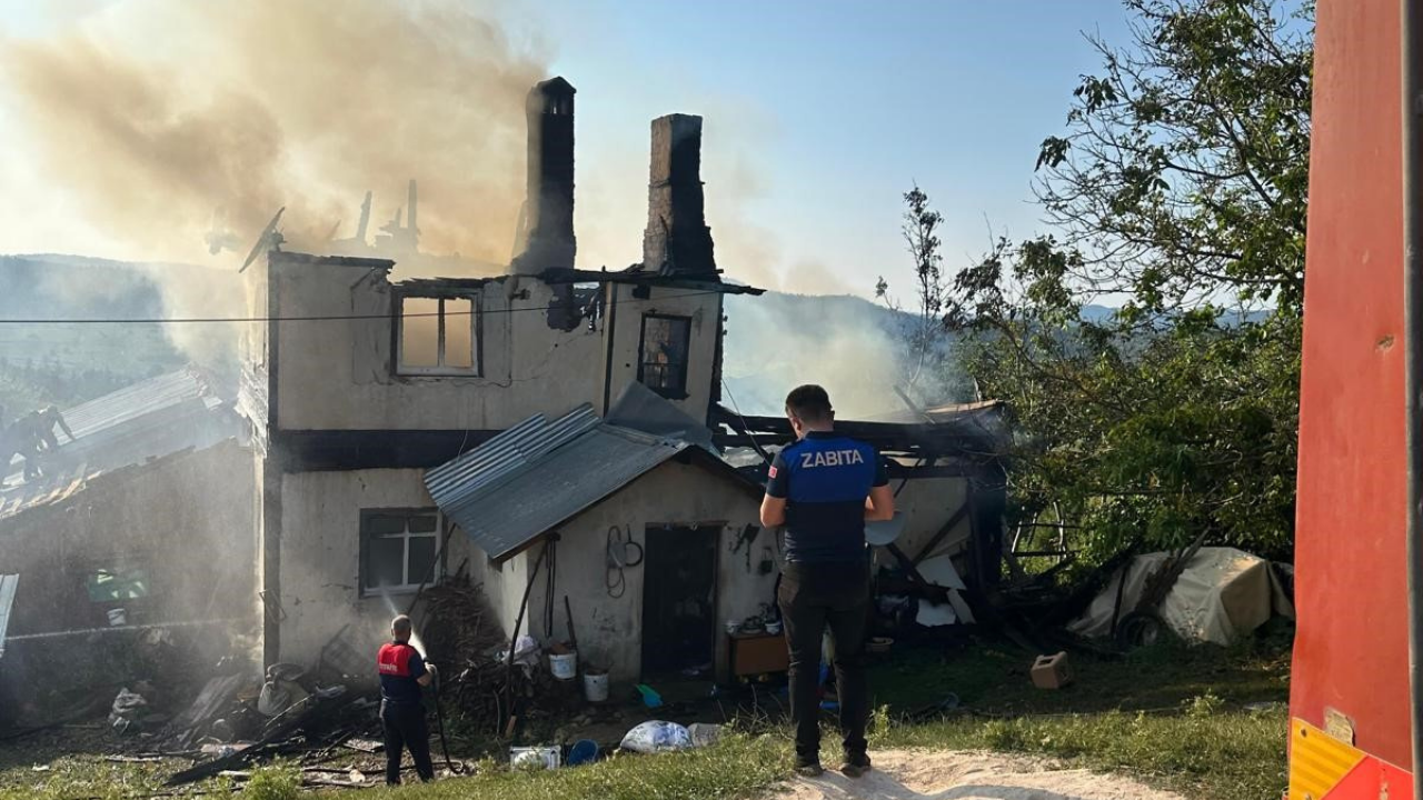 Kastamonu'nun Ilçesinde Feci Yangın 2 Katlı Ahşap Ev Küle Döndü! 4