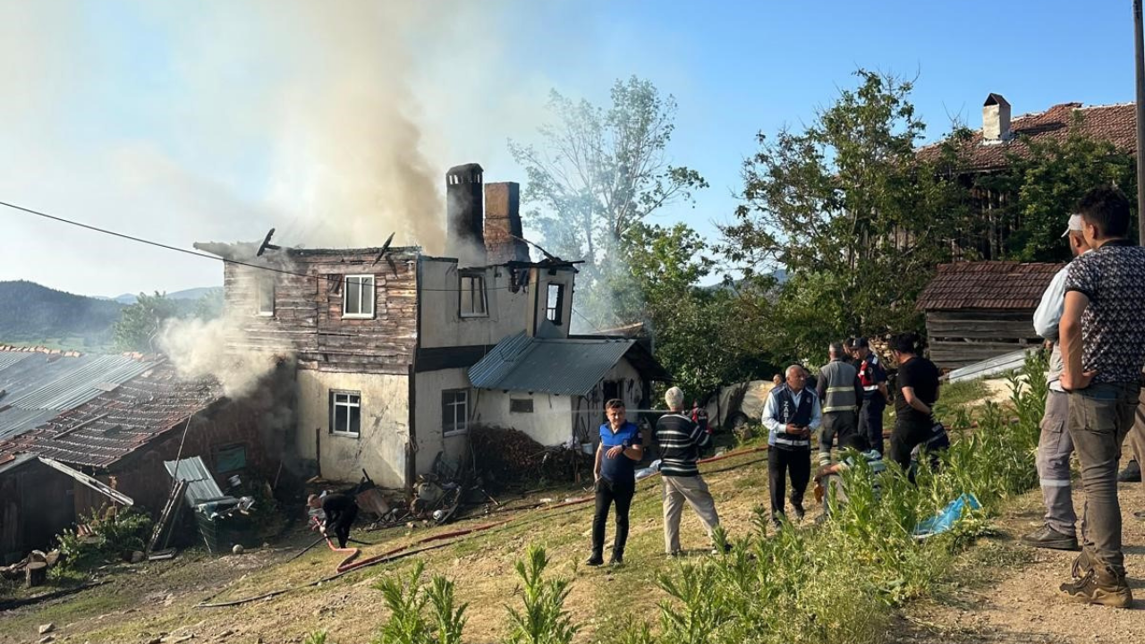 Kastamonu'nun Ilçesinde Feci Yangın 2 Katlı Ahşap Ev Küle Döndü!