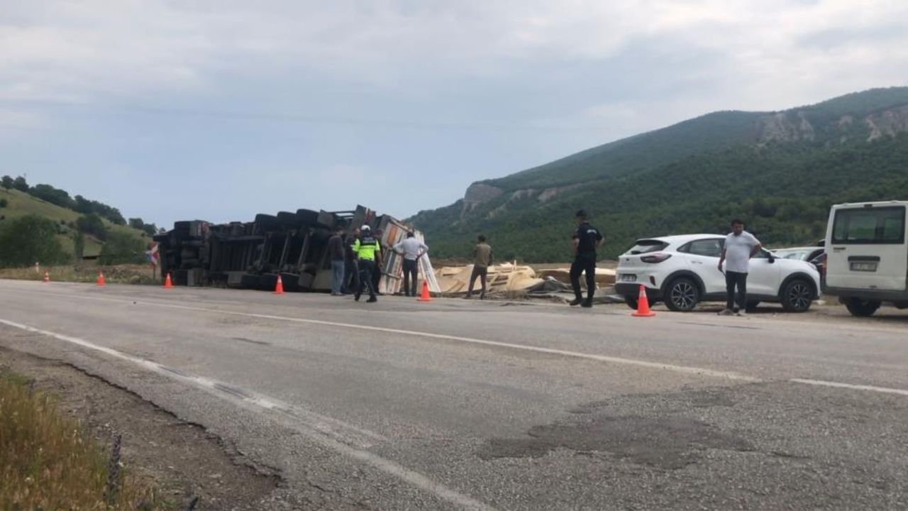Kereste Yüklü Tir Devrildi Sürücü Ve Oğlu Yaralandı (3)